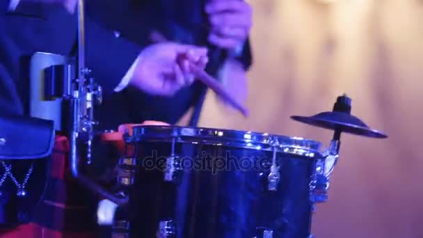 Drum performer toca el muslo en el escenario
 - Imágenes, Vídeo