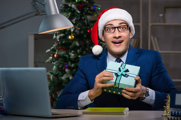 Бізнесмен працює пізно в різдвяний день в офісі
 - Фото, зображення