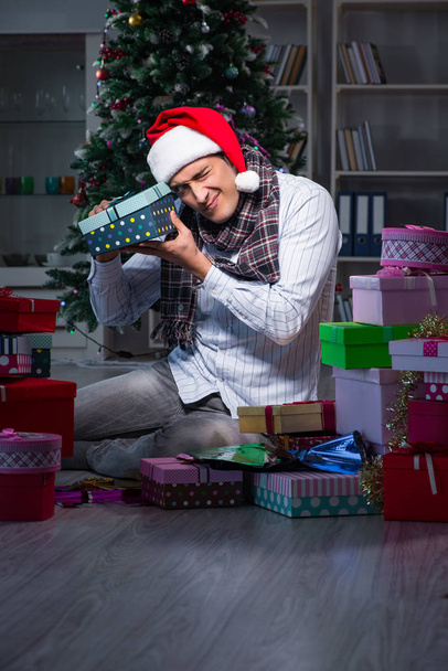Mann mit vielen Weihnachtsgeschenken in Schachteln - Foto, Bild