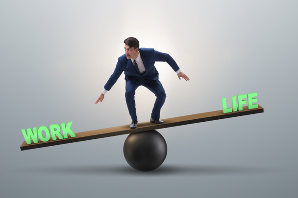 Бизнесмен балансирует между работой и жизнью в бизнес-концепции
 - Фото, изображение