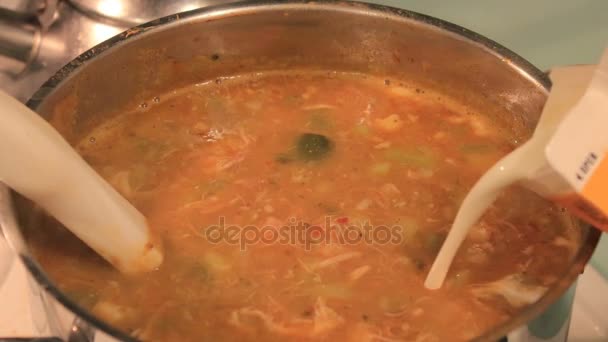 Sahne in die Suppe geben - Filmmaterial, Video