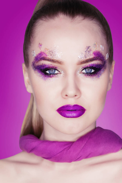 schoonheid make-up. paarse make-up en kleurrijke heldere nagels. mooi meisje close-up portret - Foto, afbeelding