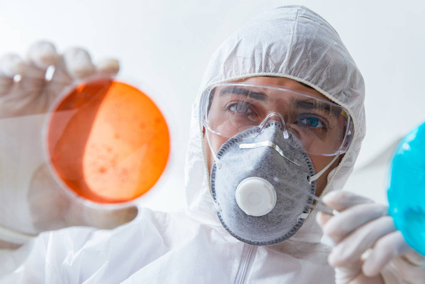 Chemist working in the laboratory with hazardous chemicals - Foto, Imagem