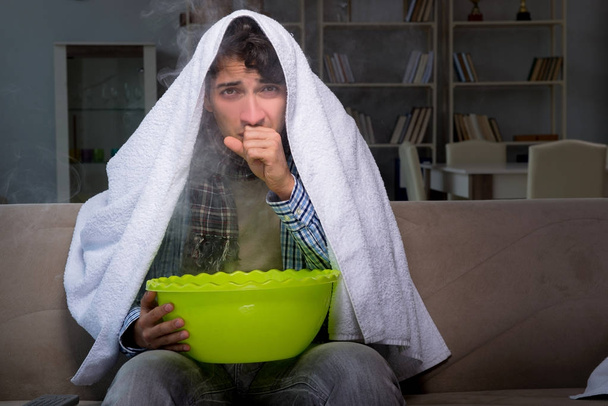 Hombre enfermo haciendo inhalación por la noche en casa - Foto, Imagen