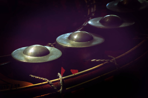 pequeños gongs o gongs wong en fondo oscuro, instrumento de percusión de tradición asiática
. - Foto, imagen