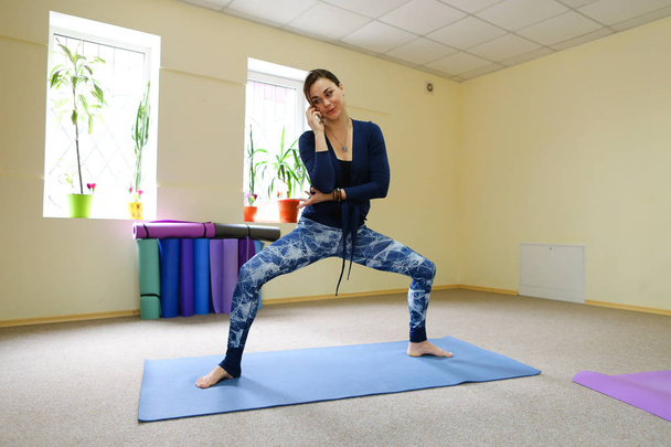 Nueva madre usa la clase de yoga para revivir el dolor en la columna vertebral
 - Foto, Imagen