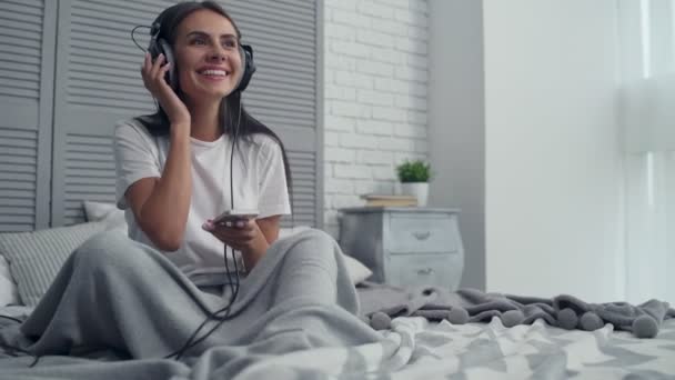 Joyful nice woman listening to music - Πλάνα, βίντεο