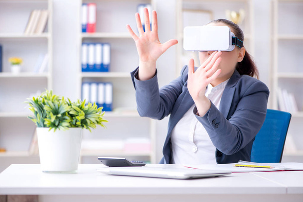 Mujer de negocios con gafas de realidad virtual en la oficina - Foto, imagen