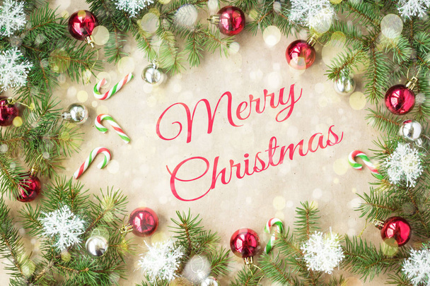 Καλά Χριστούγεννα και νέο έτος τυπογραφικά σε φόντο διακοπών με διακόσμηση Χριστούγεννα, υποκατάστημα δέντρο έλατου και χιόνι - Φωτογραφία, εικόνα