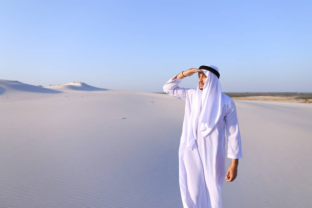 Bela Emirado Sheikh olha para fora na caravana distância de camelos
 - Foto, Imagem