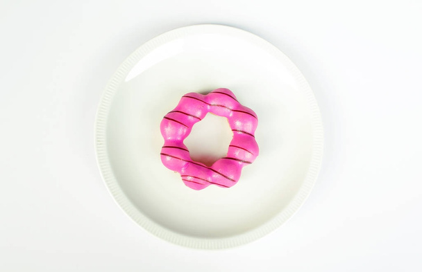 verse roze donut isoleren op witte achtergrond - Foto, afbeelding