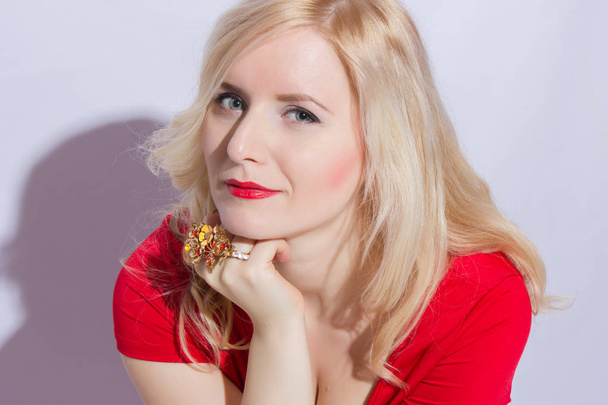 Модный портрет сексуальной блондинки с провокационными глянцевыми красными губами
 - Фото, изображение