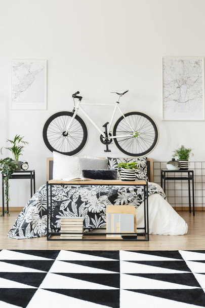 White bicycle in teenager's bedroom - Zdjęcie, obraz