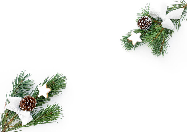 Dwie gałązki jodły z świątecznych dekoracji i cynamon gwiazda Coo - Zdjęcie, obraz
