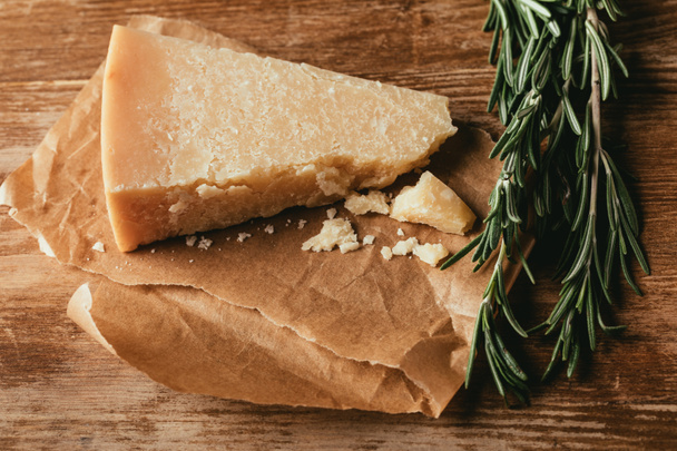 vista superior de queijo parmesão e alecrim fresco na mesa de madeira
 - Foto, Imagem