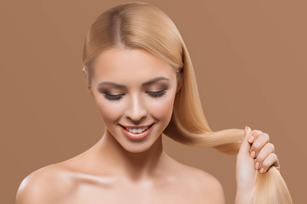 retrato de hermosa rubia chica de pelo largo con los ojos cerrados aislados en beige
 - Foto, imagen