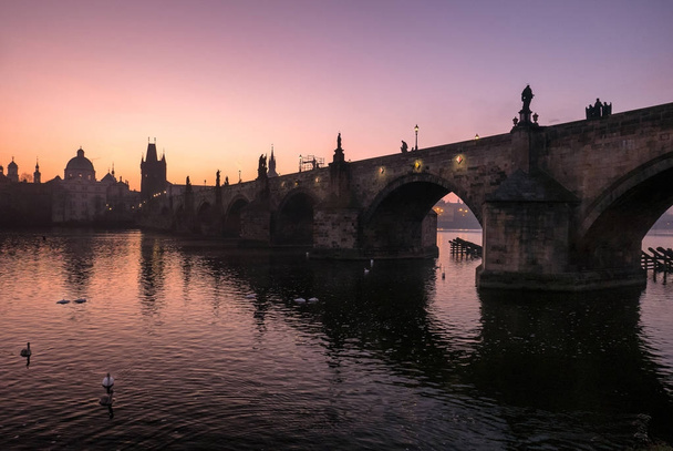 Wcześnie rano malowniczy widok na słynny Most Karola. Vltava. Praga. Czechy. - Zdjęcie, obraz
