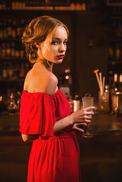 young woman at bar counter - Foto, afbeelding