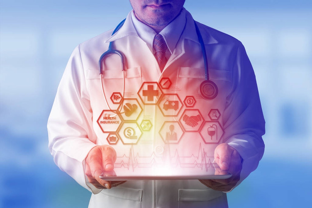 Docteur avec l'icône d'interface moderne d'assurance maladie
 - Photo, image
