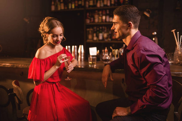 vrouw flirten met man in nachtclub - Foto, afbeelding