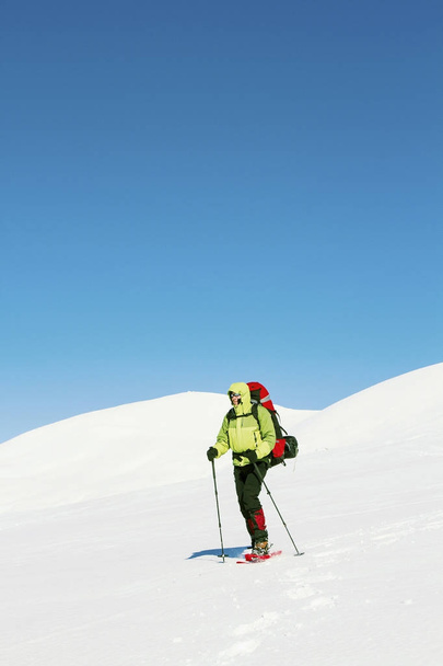 Winterwanderung in den Bergen mit Rucksack und Zelt. - Foto, Bild