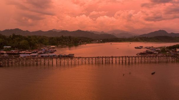 Letecký pohled na dřevěný most, postavený mon lidí na v sangklaburi, Thajsko. - Fotografie, Obrázek