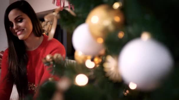 Mulher alegre desembalagem caixa de presente na árvore de Natal
 - Filmagem, Vídeo
