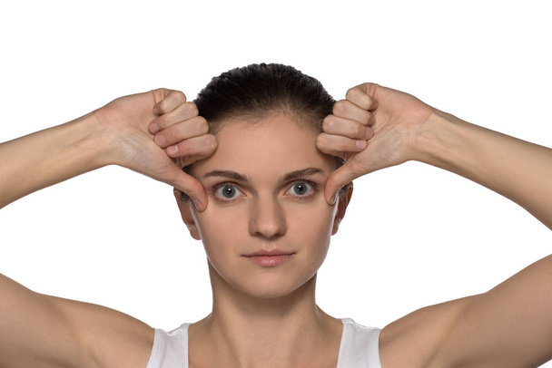 Massagem, ioga, ginástica ou exercícios de rejuvenescimento para o rosto
 - Foto, Imagem