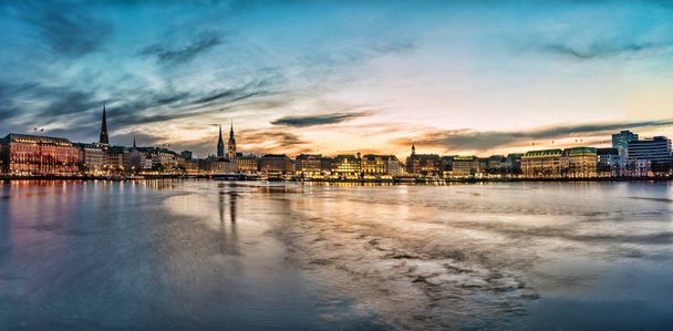 Paysage urbain de Hambourg avec Alster Lake au coucher du soleil panorama
 - Photo, image