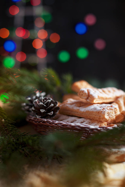 zelfgemaakte cookies op de feestelijke oudejaarsavond tabel. Kerstboom en garland - Foto, afbeelding