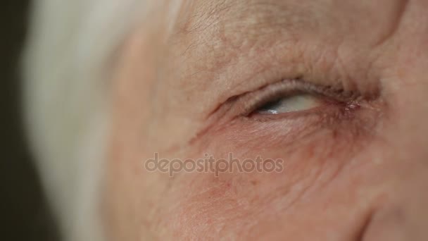 Eye of old woman at home - Footage, Video