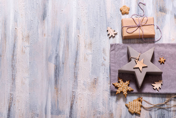 Fond de Noël avec étoile de Noël, boîte cadeau décoration an
 - Photo, image