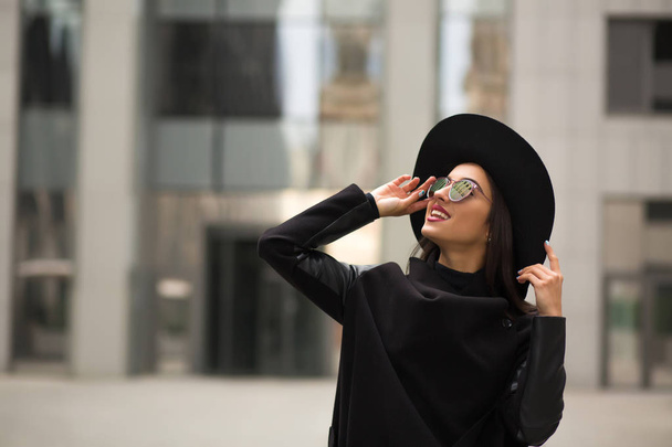 Belle femme souriante à large bord chapeau noir et miroir soleil
 - Photo, image