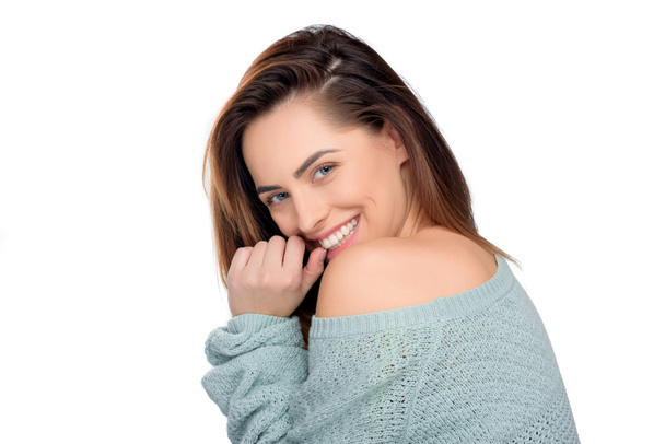 mooie vrolijke vrouw in trui kijken camera, geïsoleerd op wit - Foto, afbeelding