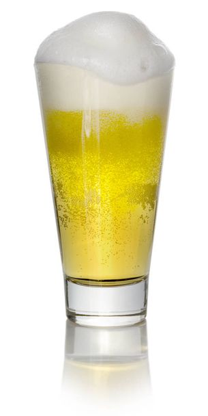 Un vaso de cerveza ligera sobre un fondo blanco
 - Foto, imagen