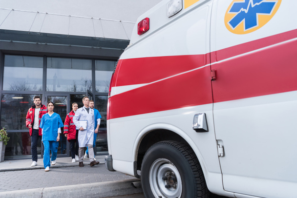 ilk yardım ekibi hastaneden ambulans için gidiş  - Fotoğraf, Görsel