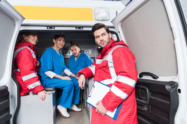 paramedici team glimlachen en op zoek weg te werken - Foto, afbeelding