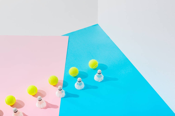 filas de lanzaderas de bádminton y pelotas de tenis en rosa y azul
 - Foto, imagen