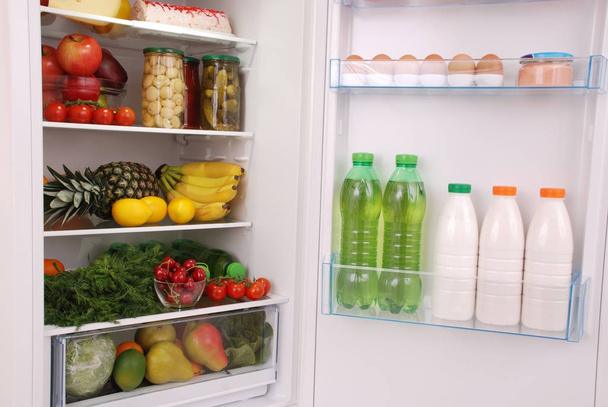 Холодильник, полный еды
 - Фото, изображение