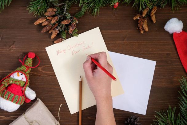 carta de papel a Papai Noel em uma mesa de madeira
 - Foto, Imagem