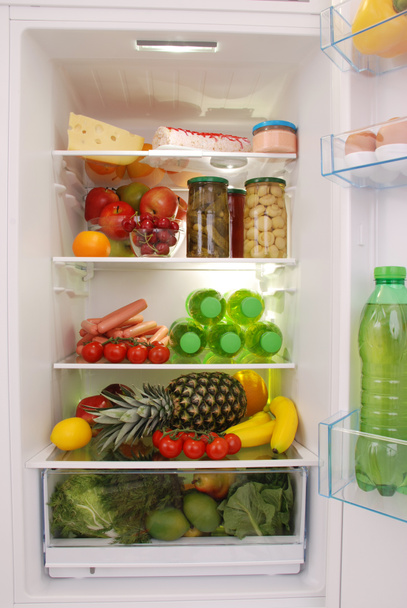 koelkast vol met voedsel - Foto, afbeelding