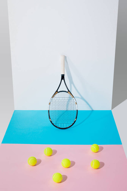 balles de tennis jaunes sur papier bleu et rose et raquette de tennis au mur blanc
 - Photo, image