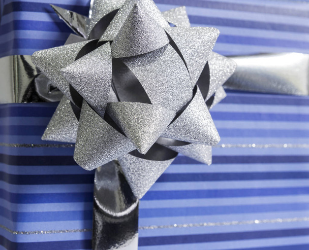 kék ajándék doboz ezüst szalaggal - Fotó, kép