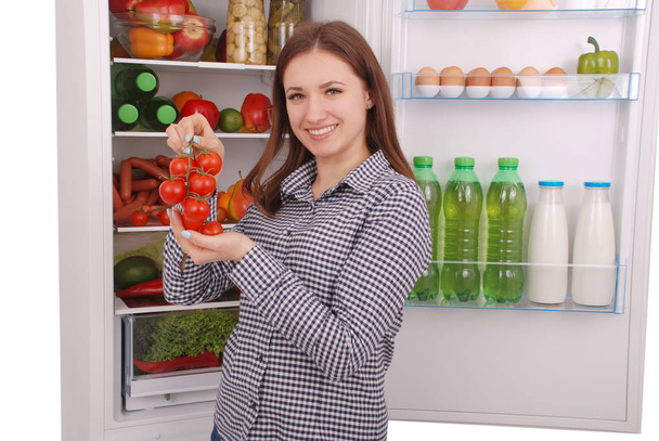 Bella ragazza vicino al frigorifero con cibo sano
. - Foto, immagini