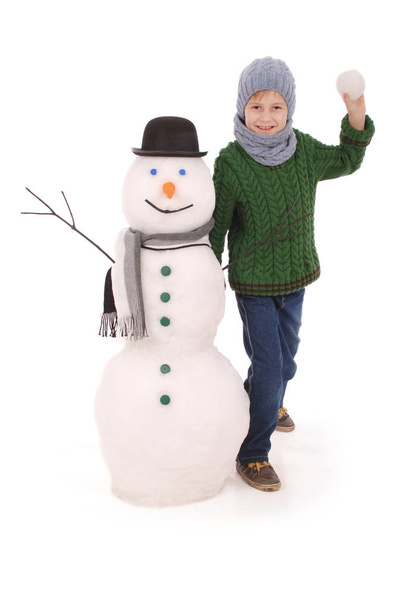 Garçon mignon avec bonhomme de neige avec écharpe et chapeau
 - Photo, image