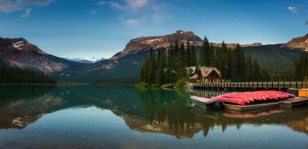 Kánoe na krásné jezero Emerald v Yoho National parku v Kanadě - Fotografie, Obrázek