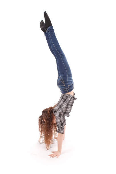 Lány farmer csinál akrobatikus mutatvány - Fotó, kép