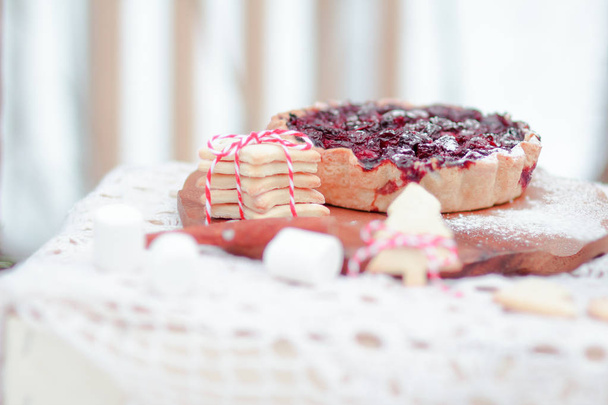 Christmas breakfast serving suggestion with berry pie and cookies - Foto, imagen