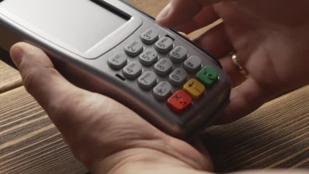 Persoon duwen van de knop en swipe credit card betaling op pos terminal - Video