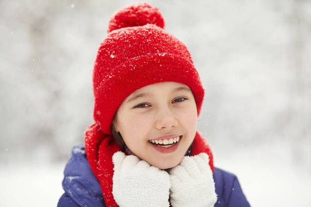 portrait of a cute girl in the winter - Φωτογραφία, εικόνα